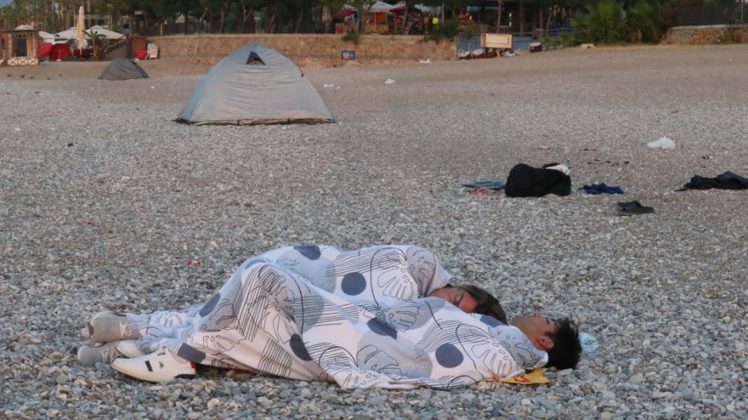 Nefes alamayan Antalyalılar sahilde sabahladı. Sıcaklık 45 dereceyi gördü 3